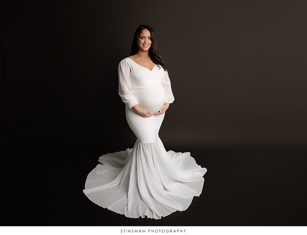 Pregnant mom posing at her maternity photoshoot
